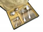 ERCUIS
Ménagère en métal argenté, comprenant douze fourchettes, douze cuillères, douze...