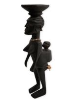 AFRIQUE
Statuette en bois représentant une femme portant son enfant
H.: 49.5...
