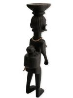AFRIQUE
Statuette en bois représentant une femme portant son enfant
H.: 49.5...