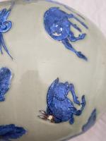 CHINE
Cachet pot rond en porcelaine à décor bleu et céladon...