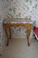 TABLE DE MILIEU en bois doré, dessus marbre cuvette
Style Louis...