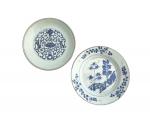 CHINE
Deux assiettes rondes dont une calotte en porcelaine à décor...