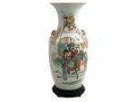 CHINE
Vase de forme balustre en porcelaine à décor polychrome de...