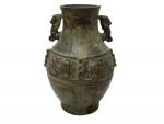 CHINE
Vase en bronze à décor de sinogrammes
H.: 24.5 cm (manque...