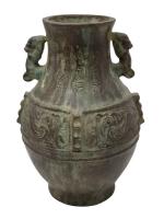 CHINE
Vase en bronze à décor de sinogrammes
H.: 24.5 cm (manque...