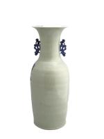CHINE
Vase de forme balustre en porcelaine à décor bleu blanc...