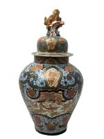 CHINE
Potiche couverte en porcelaine à décor Imari
H.: 61 cm