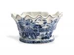 CHINE
Bouquetière en porcelaine à décor bleu blanc de fleurs
XVIIIème
H.: 11.5...