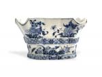 CHINE
Bouquetière en porcelaine à décor bleu blanc de fleurs
XVIIIème
H.: 11.5...