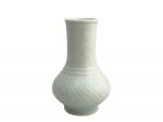 CHINE
Vase en porcelaine à décor blanc et bleu clair, marque...