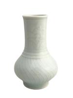 CHINE
Vase en porcelaine à décor blanc et bleu clair, marque...