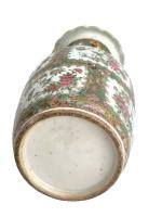 CHINE Canton
Vase en porcelaine à décor polychrome et or, monté...