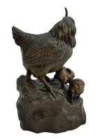 JAPON
Bronze patiné représentant une poule et ses deux poussins
H.: 23...