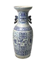 CHINE
Important vase en porcelaine de forme balustre, à décor bleu...
