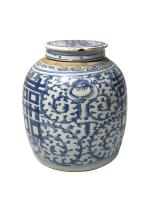 CHINE
Pot à gingembre couvert en porcelaine à décor bleu blanc...