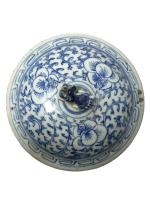 CHINE
Pot couvert en porcelaine à décor bleu blanc de branchages...