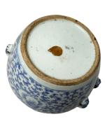 CHINE
Pot couvert en porcelaine à décor bleu blanc de branchages...