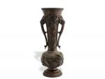 INDOCHINE
Vase en bronze patiné à décor d'animaux, dragons et feuillage
Fin...