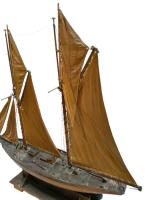 MAQUETTE du voilier Titiche en bois et tissu, présentée sur...