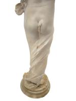 SCULPTURE en marbre représentant une femme partiellement dénudée ramassant des...