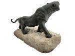 KRAKOWSKY (début XXème)
Tigre rugissant
Bronze patiné sur un socle en pierre,...