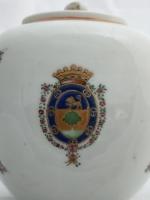 CHINE Compagnie des Indes
Théière ovoïde couverte en porcelaine à décor...