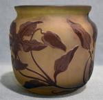 GALLE 
Vase en verre multicouche à décor d'iris, signé
H. :...