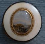 BOITE ronde en ivoire et écaille comprenant une miniature ovale
D....