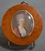 BOITE ronde en bois et écaille comprenant une miniature ovale...