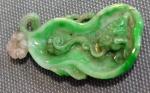 CHINE
Pendentif en forme de double gourde en jadéite vert pomme...