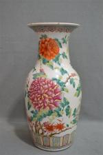 CHINE
Vase en porcelaine à décor de branches fleuries et insectes
H....