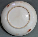 CHINE
Grand plat rond en porcelaine de forme calote à décor...