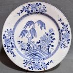 CHINE
Grand plat rond en porcelaine à décor bleu à la...
