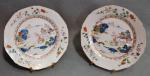 CHINE Compagnie des Indes
Paire d'assiettes en porcelaine à décor polychrome...
