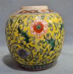 CHINE
Vase en porcelaine de forme boule à décor polychrome de...