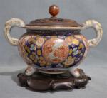 CHINE
Pot-pourri en porcelaine à décor Imari reposant sur trois pieds,...