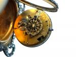 TRAVAIL SUISSE
Fin XVIIIe siècle 
Montre décorative en métal doré reposant...