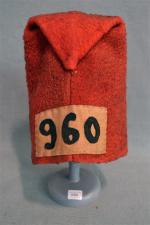 Bonnet de marin, pointu, en drap rouge, avec étiquette rectangulaire...