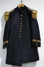 Habit de Capitaine de Vaisseau, en drap noir. Broderies, boutons,...