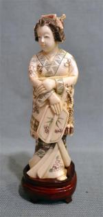 JAPON
Ivoire polychrome sculpté représentant une femme
Début XXème siècle
H. : 15.5...