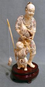JAPON
Ivoire polychrome sculpté représentant un pécheur et son fils
Début XXème...