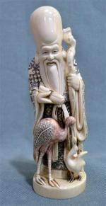 CHINE
Ivoire polychrome sculpté représentant un homme au grues
Début XXème siècle
H....