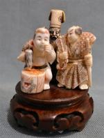 CHINE
Trois netsukés en ivoire polychrome sculptés
Début XXème siècle
H. maximun :...