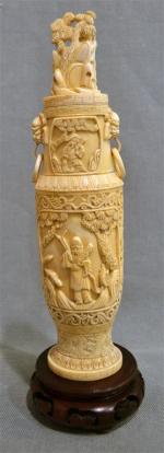 CHINE
Vase couvert en ivoire à décor de scènes dans des...