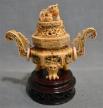 CHINE
Vase couvert en ivoire perlé surmonté d'un dragon et reposant...