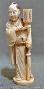 JAPON
Okimono en ivoire représentant un homme au sabre
Début XXème siècle
H....