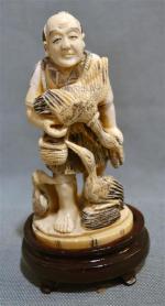 JAPON
Okimono en ivoire représentant un homme et trois grues
Début XXème...