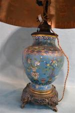 CHINE 
Vase en émail cloisonné monté en lampe, piètement en...