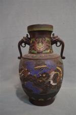CHINE
Vase en bronze et émail cloisonné
XIXème siècle
H. : 36.5 cm...