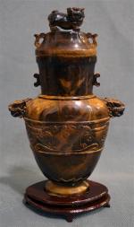 CHINE
Vase couvert en oeil de tigre
H. : 19.5 cm (accidents,...